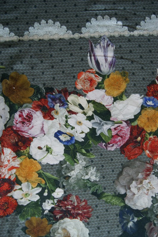  BW-Jersey Blumenmuster auf grauem Strick (Druck)